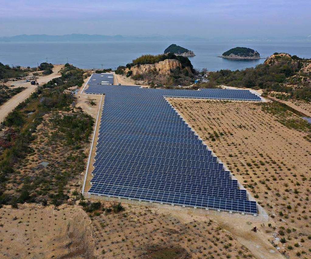 Système de soutènement photovoltaïque en aluminium et acier de surface face à la mer