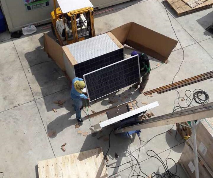 Installation de montage solaire sur le toit