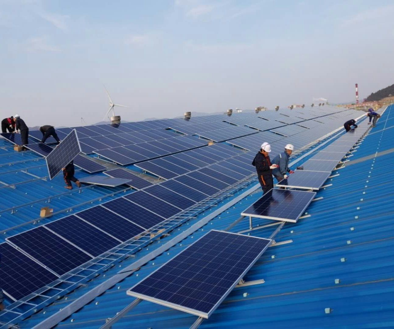 Installation de montage solaire sur toit incliné
